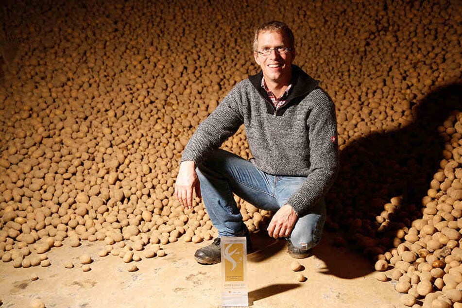 Mit Kartoffeln und Sieger-Trophäe: Bernhard Probst (39) ist der beste Biolandwirt
der Republik.