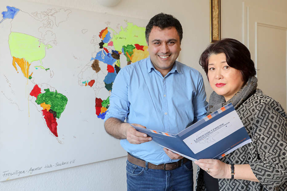 Die ehrenamtliche Demokratieberaterin Mika Kaiyama (r.) und Mamad Mohamad, Geschäftsführer des Landesnetzwerks Migrantenorganisationen Sachsen-Anhalt (Lamsa).