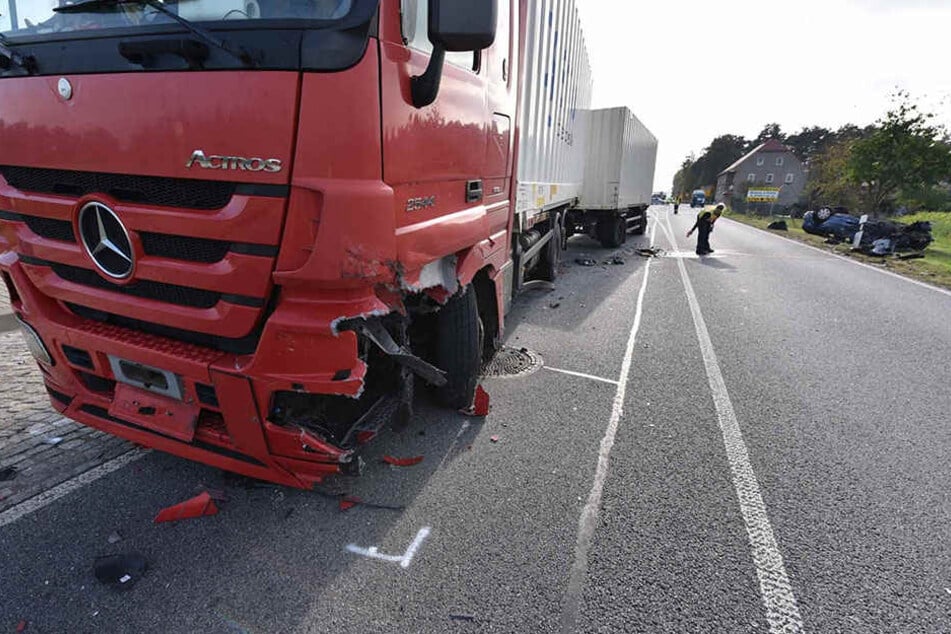 Die Fahrbahn musste für zwei Stunden gesperrt werden.