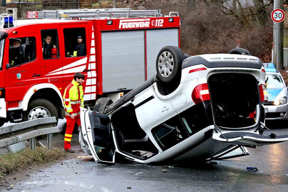 Auch die Feuerwehr war vor Ort. Die Polizei ermittelt zur Unfallursache.