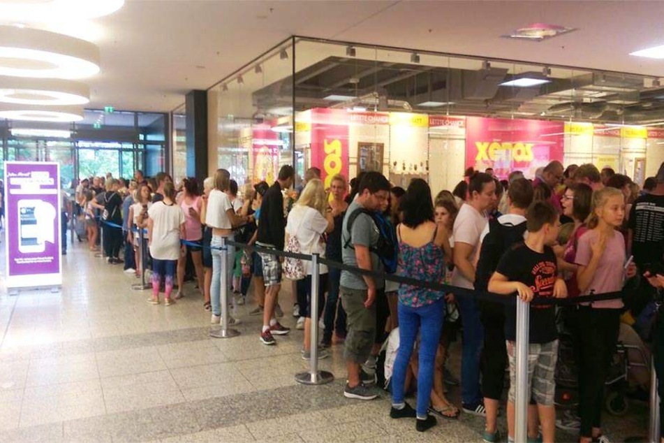 Ausnahmezustand im Paunsdorf Center: Hunderte Fans pilgerten am Donnerstag zur Autogrammstunde von Vanessa Mai.