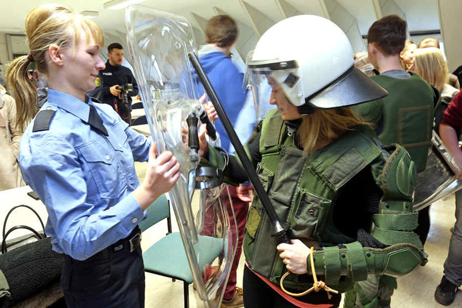 Schüler informieren sich im Rahmen der Woche der offenen Unternehmen über den Polizeiberuf. Polizeimeisteranwärterin Walte Made (l.) und Julia Schmidt (r.).