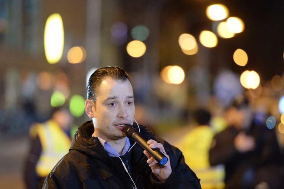 Christian Müller (33) auf einer POGIDA-Demo. Er wurde jetzt auf Fuerteventura festgenommen und soll an Deutschland ausgeliefert werden.