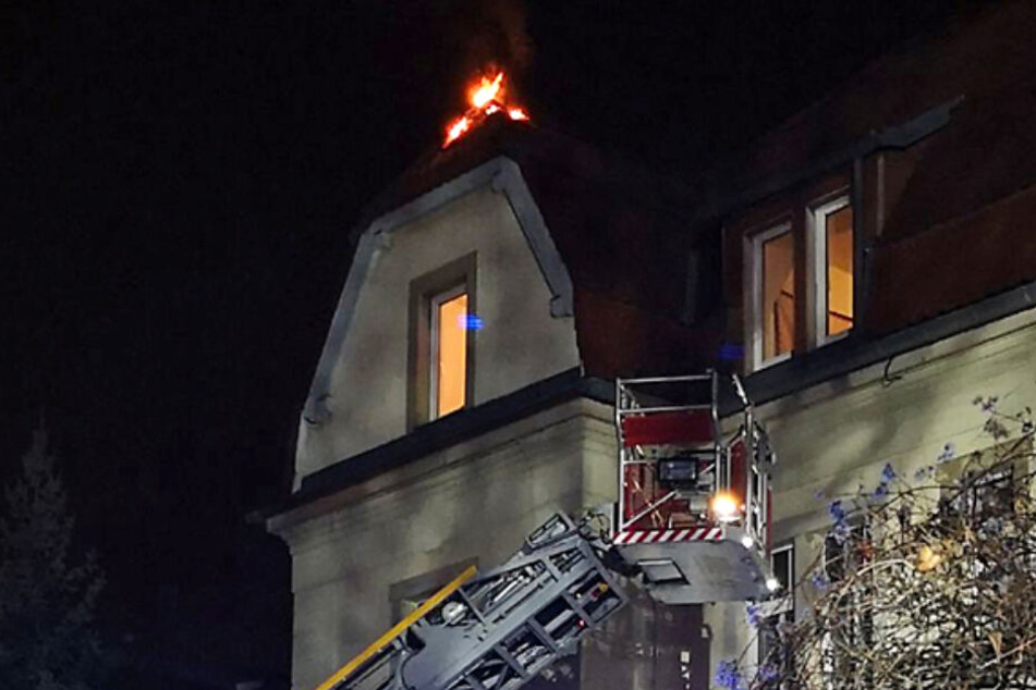 Auf der Altenberger Straße stand ein Dachstuhl in Flammen.