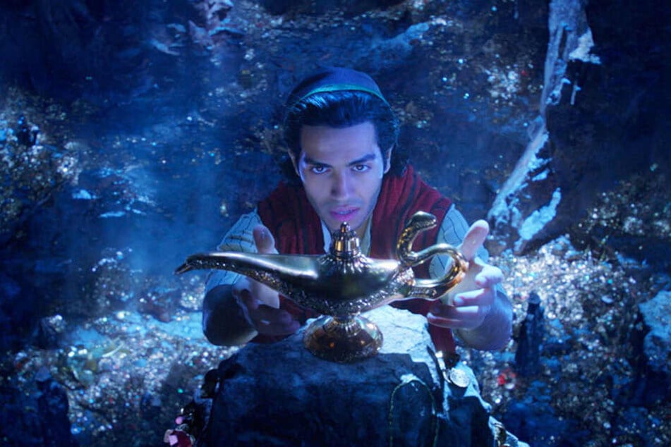 Aladdin (Mena Massoud) greift in der Höhle nach der magischen Lampe.