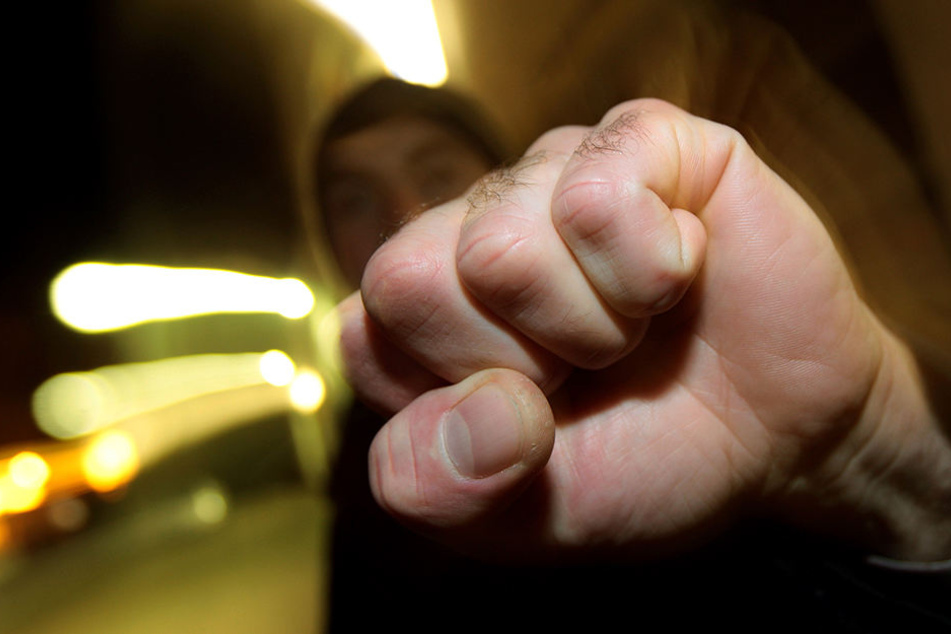 Mehrere Personen gingen aufeinander los. Eine politische Motivation kann derzeit nicht ausgeschlossen werden.