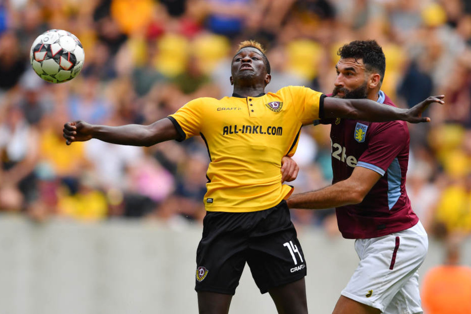 Moussa Koné nutzte in der ersten Hälfte einen Fehler des Torhüters von Aston Villa zum 1:0 für Dynamo.