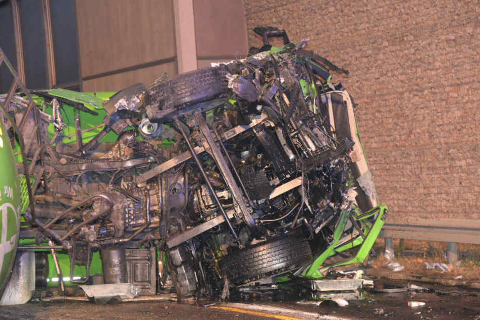 Der Fahrer sei zunächst von der Fahrbahn abgekommen.