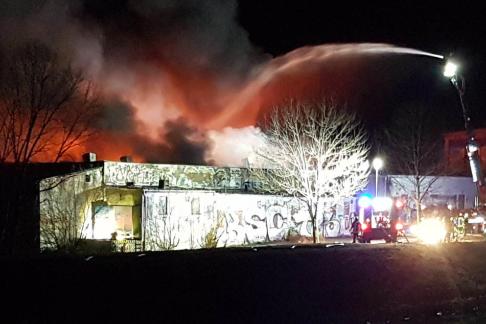 Mehrere Stunden lang musste die Feuerwehr das Gebäude löschen.