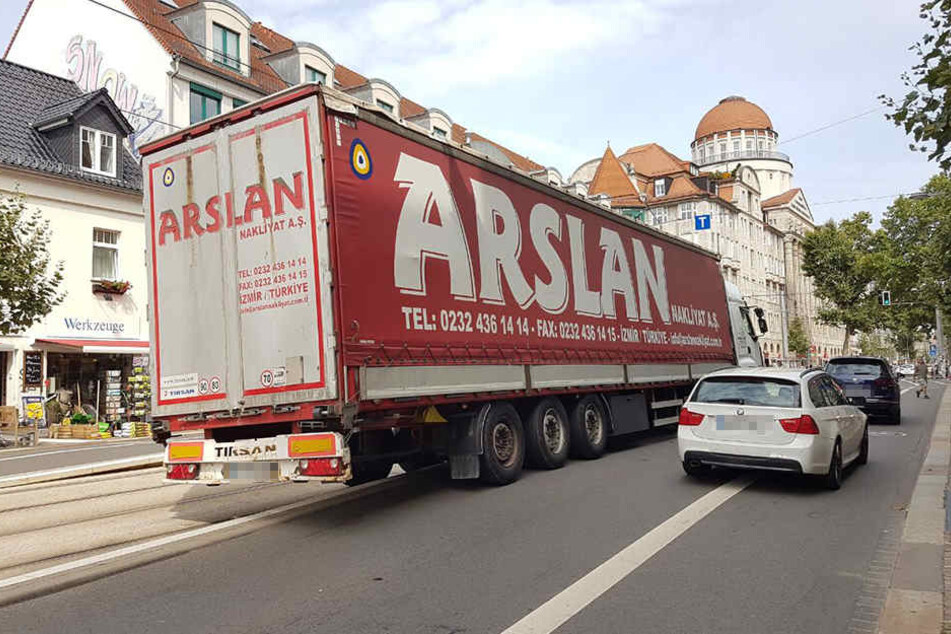 Der türkische LKW kippte an der Hohen Straße in die Gleise. Verletzt wurde niemand.