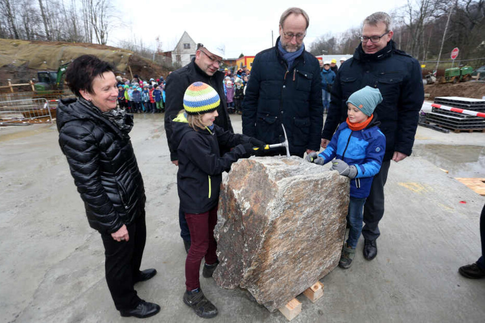 Schulleiterin Marion Hofmann und OB Sven Krüger (r.) waren bei der Grundsteinlegung dabei.