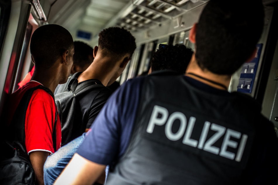 Die Polizei nahm die Ehepaare in Saalfeld fest. (Symbolbild)