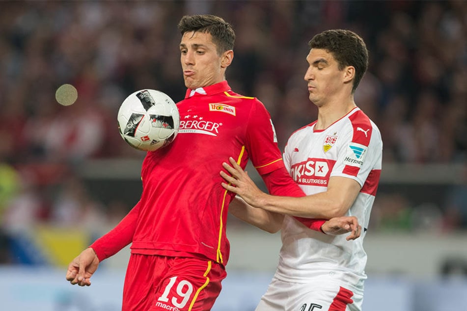 Damir Kreilach (l.) behauptet sich gegen Stuttgarts Marcin Kaminski.
