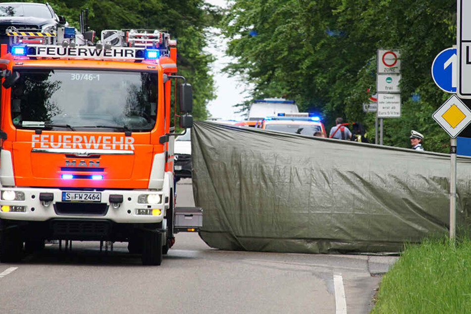 Die Feuerwehr sperrte den Unfallort ab.