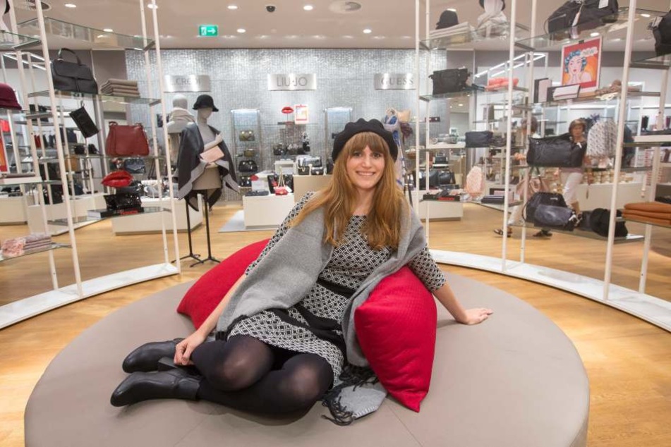 Tabea (27) in der neuen Accessoire-Abteilung von P&C.