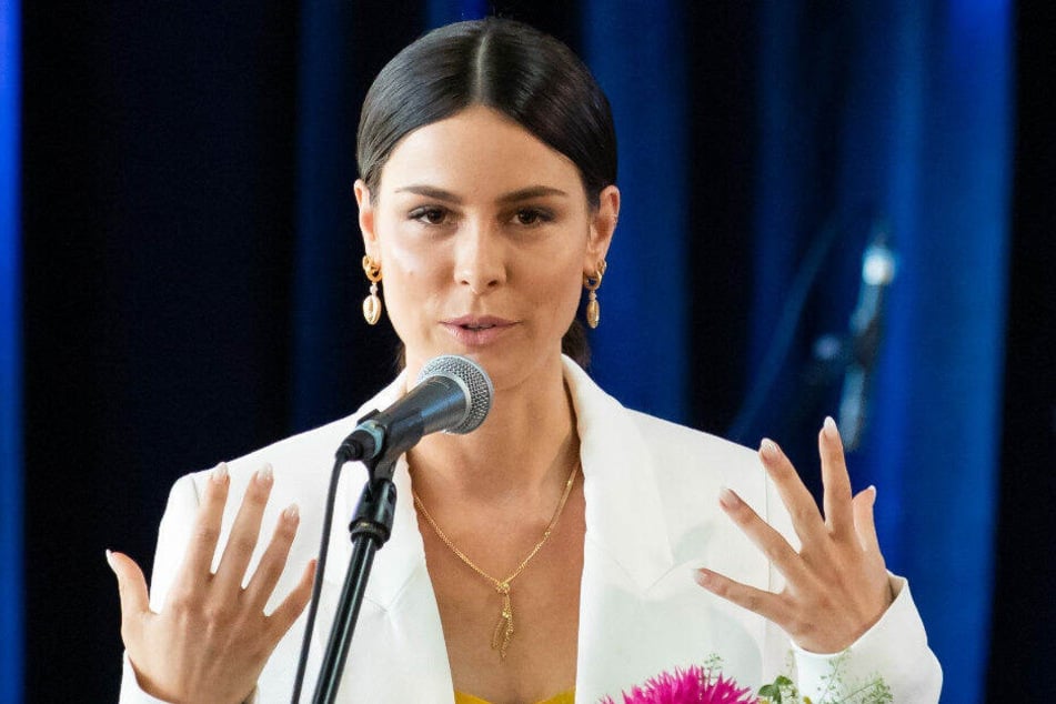 Lena Meyer-Landrut spricht in der Hochschule Ansbach während der Verleihung des Bildungspreises.
