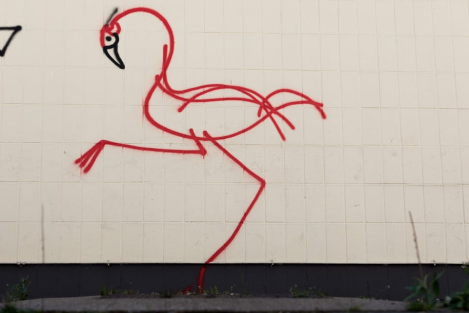 Der Künstler soll zwei solcher Flamingos an Gebäude in Düsseldorf gesprayt haben.