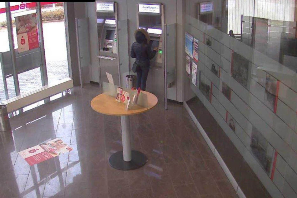 In der Sparkasse in Spradow hob die Diebin das Geld ab.