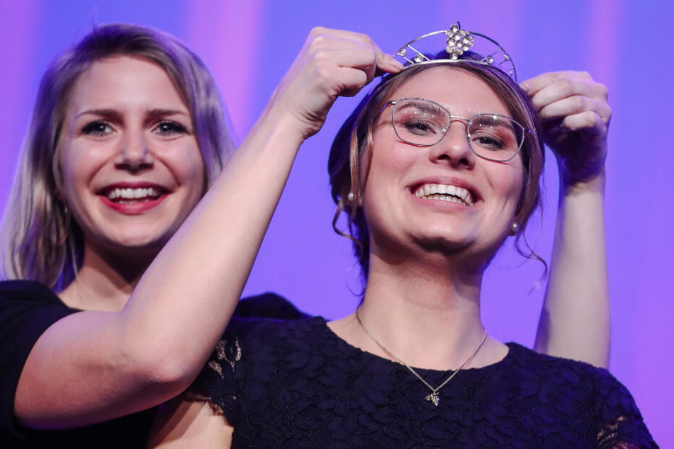 Die bisherige Weinkönigin Julia Böcklen setzt der neuen württembergischen Weinkönigin die Krone auf.