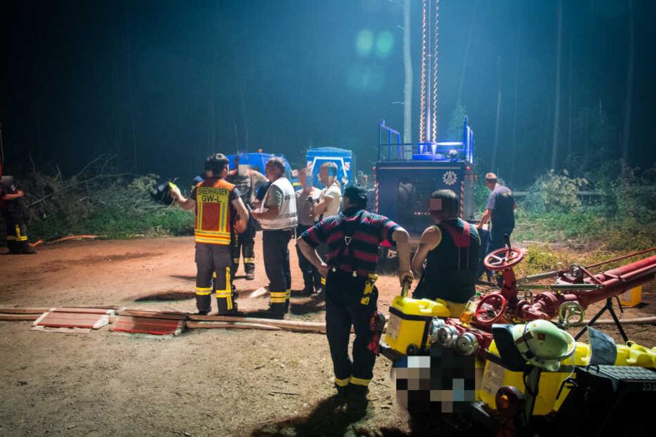 Auch in der Nacht waren die zahlreichen Löscharbeiter im Einsatz.