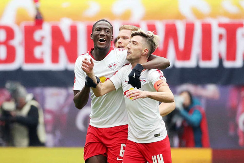 Ibrahima Konaté (l.) feiert mit Torschütze Kevin Kampl den vierten Ligasieg in Folge.