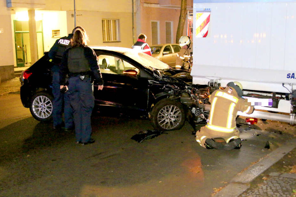 Ein Mann krachte in der Nacht zu Montag mit seinem Auto in einen Laster.