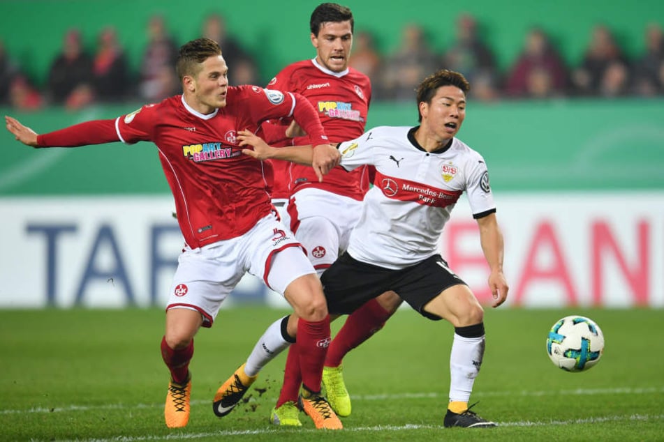 Heftiges Foul im Strafraum: Joel Abu Hanna (1. FC Kaiserslautern) erwischt Takuma Asano.