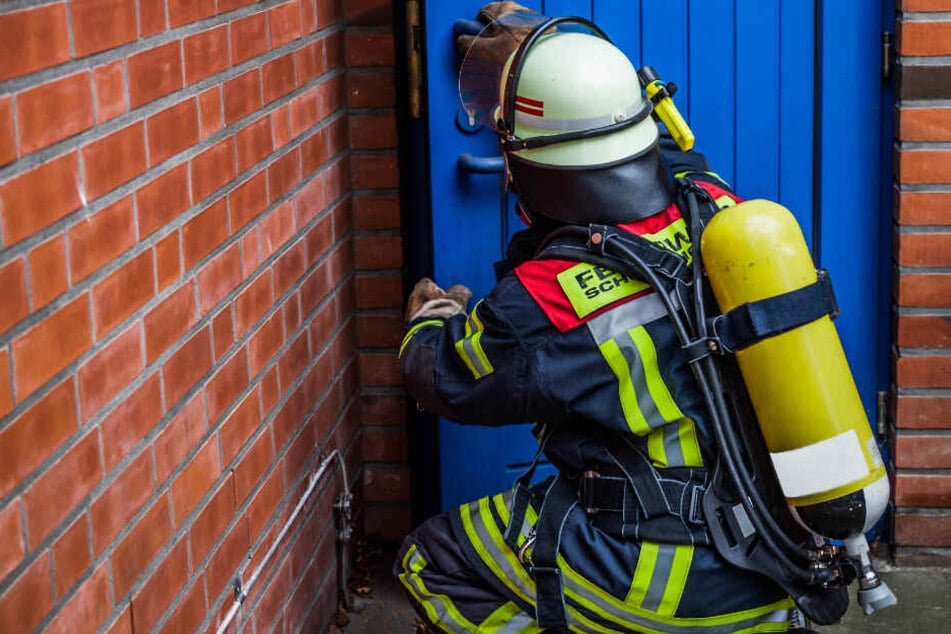 Feuerwehrleute bargen den Mann mit Atemschutz. (Symbolbild)