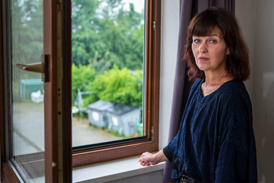 Bei geöffnetem Fenster ist für Susanne Schreier keine Nachtruhe möglich. Im Gefängnis gegenüber wird gebrüllt, dass man an eine Revolte glaubt.