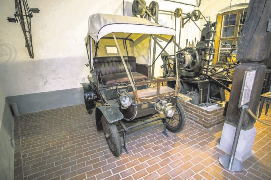 Das Verdeck aus Segeltuch bekam das Polymobil 1961 zur 1000-Jahrfeier
Wurzens. Seitdem führt das Automobil in der Remise vom Kulturhistorischen
Museum eher ein Schattendasein. Eine der vorderen
Carbidlampen wurde bereits gestohlen.