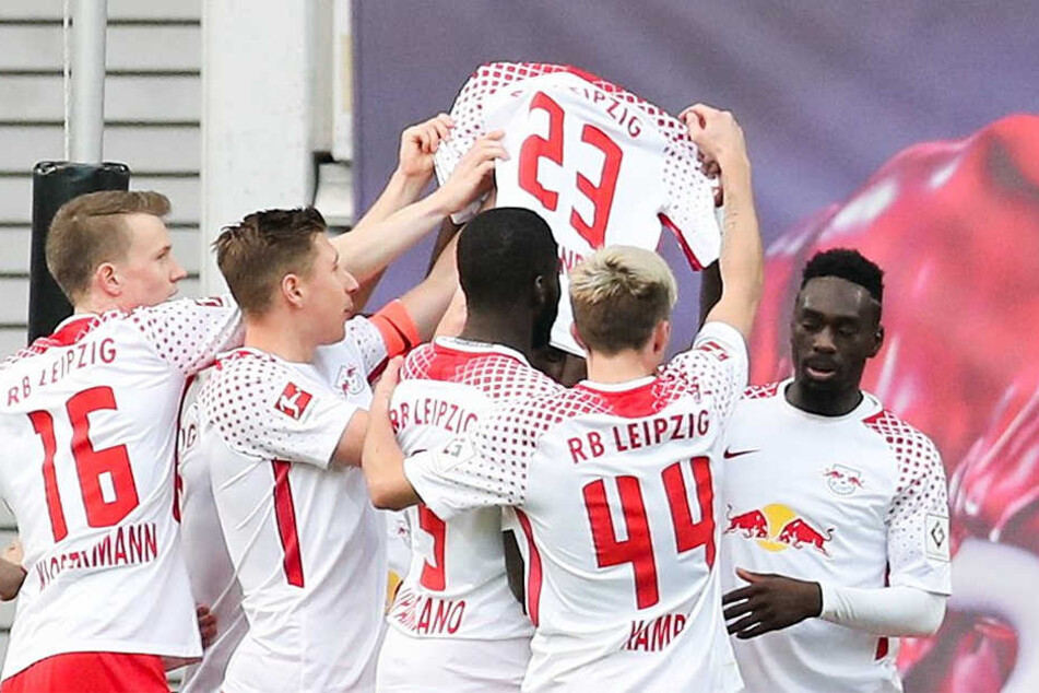 Nach dem Führungstreffer durch Bruma hielten die RB-Profis ein Trikot ihres verletzten Mitspielers Marcel Halstenberg hoch.