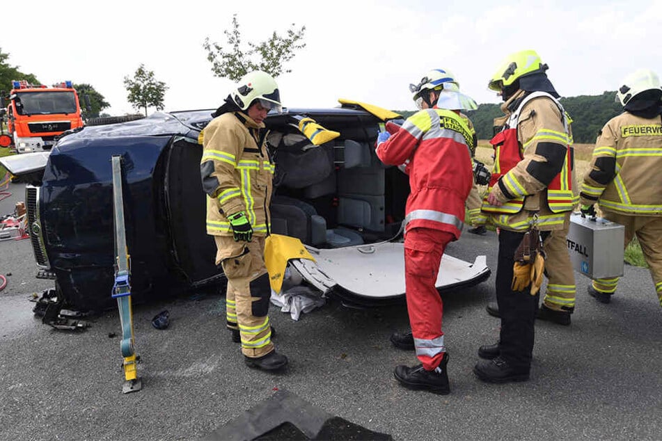 Die Feuerwehr musste das Dach des Soka abtrennen, um die Verletzten zu retten.