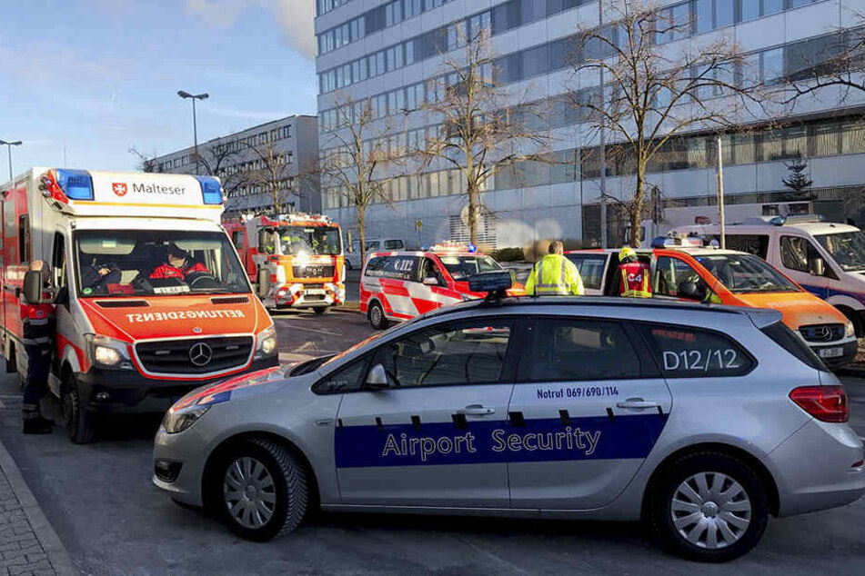 Rettungsfahrzeuge stehen vor Tor 3 am Terminal 1 des Frankfurter Flughafens.