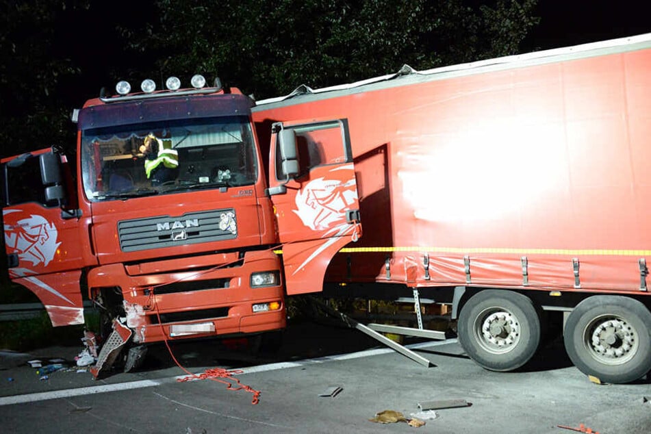 Die Zugmaschine wurde schwer beschädigt. Der Fahrer erlitt leichte Verletzungen.