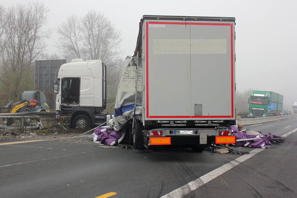 Der Lkw fuhr in die Leitplanke.