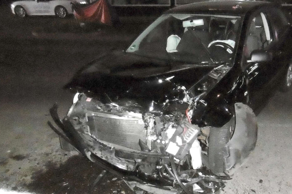 Das völlig kaputte Auto der führerscheinlosen Unfallfahrerin.