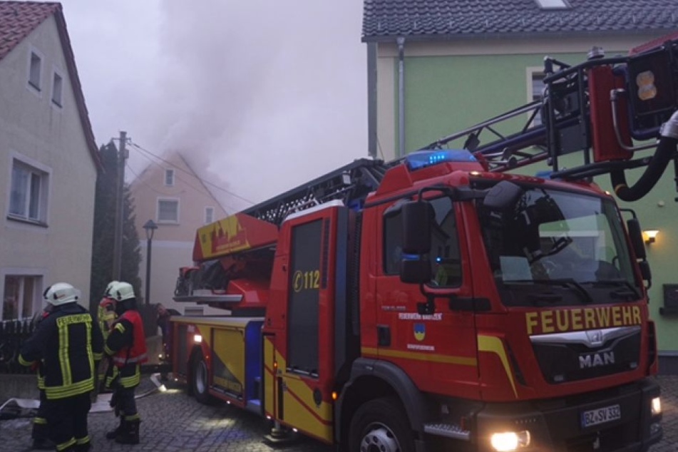 Bei einem Feuer in Weißenberg wird eine ältere Person vermisst.