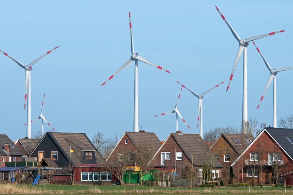 Anlagen eines Windparks stehen hinter Häusern. Ist der Abstand groß genug? (Archivbild)