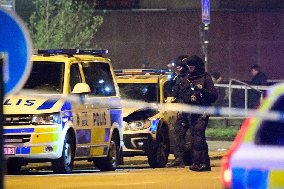 Polizisten überprüfen in Malmö ein beschädigtes Polizeiauto. Im südschwedischen Malmö ist ein direkt vor einer Polizeiwache geparktes Polizeiauto explodiert.