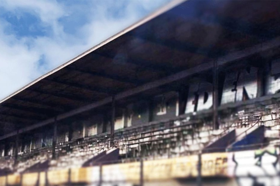 Seit fast 20 Jahren wird die AVUS-Tribüne nicht mehr genutzt und verfällt immer mehr.