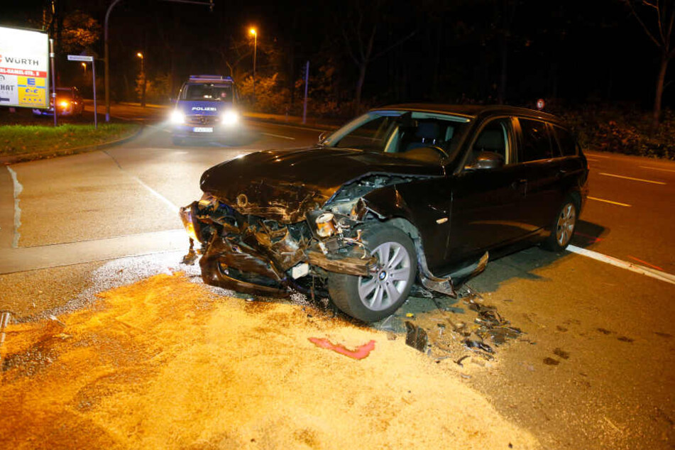 Der BMW wurde frontal gerammt.