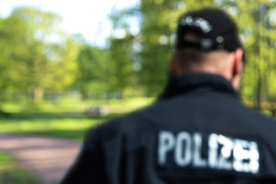 Trotz sofortiger Fahndungsmaßnahmen der Polizei konnte der Tatverdächtige nicht gefasst werden.