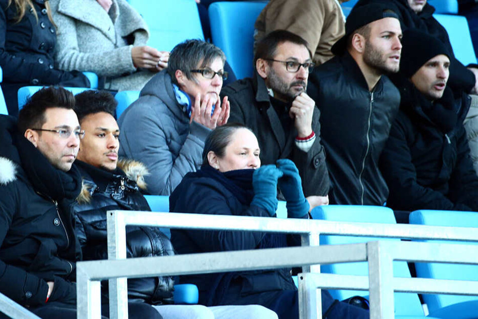 Jamil Dem (2.v.l.) muss das Heimspiel gegen den Spitzenreiter aus Duisburg erneut von der Tribüne aus verfolgen.