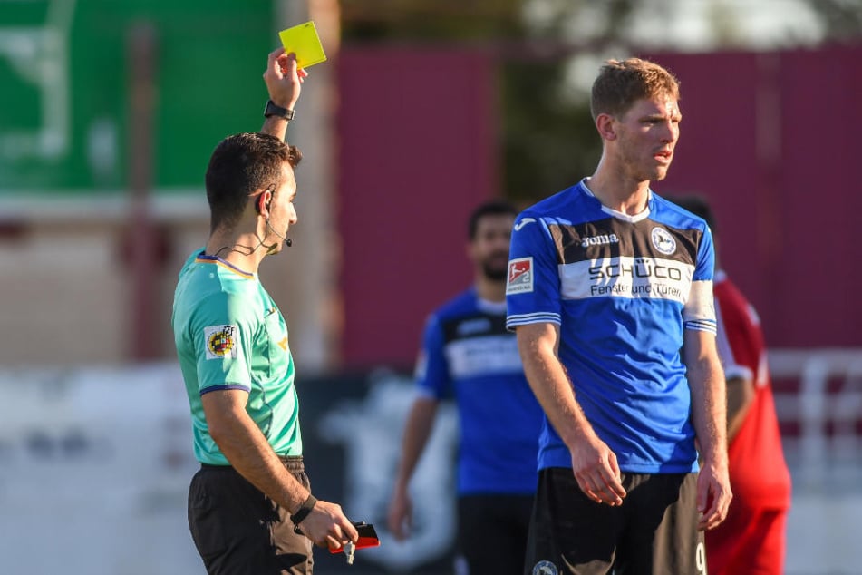 Fabian Klos bekam die einzige Gelbe Karte auf Seiten der Bielefelder.