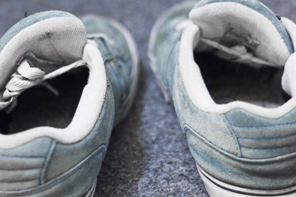 Der Einbrecher ließ beim Diebstahl seine alten Schuhe stehen.