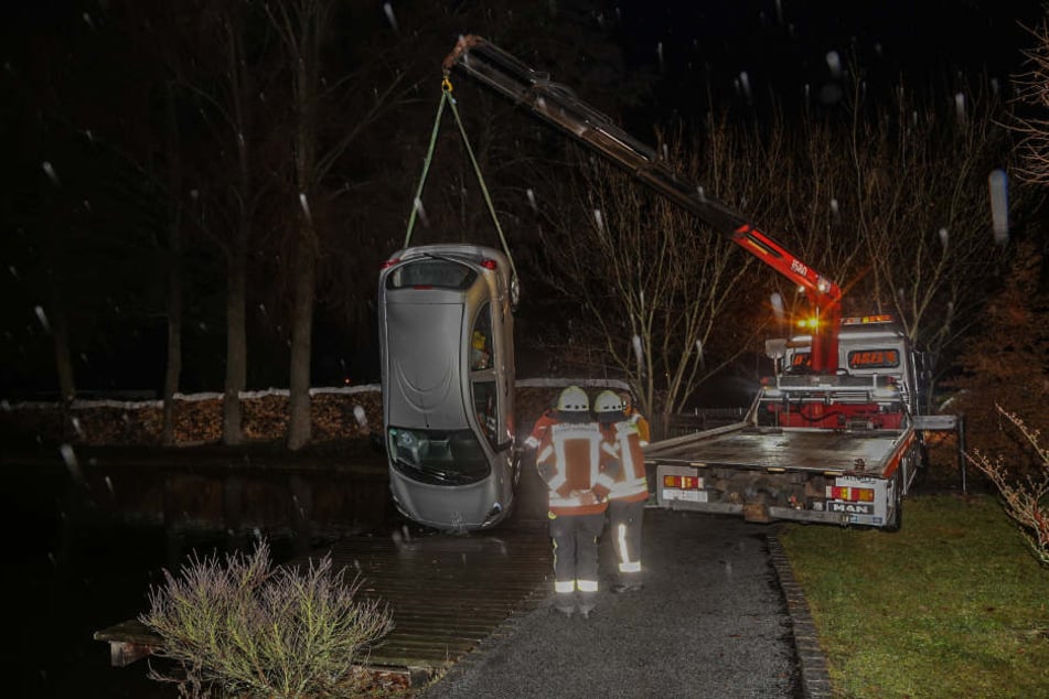 Das Auto wurde mit einem Kran aus dem Wasser gehoben.