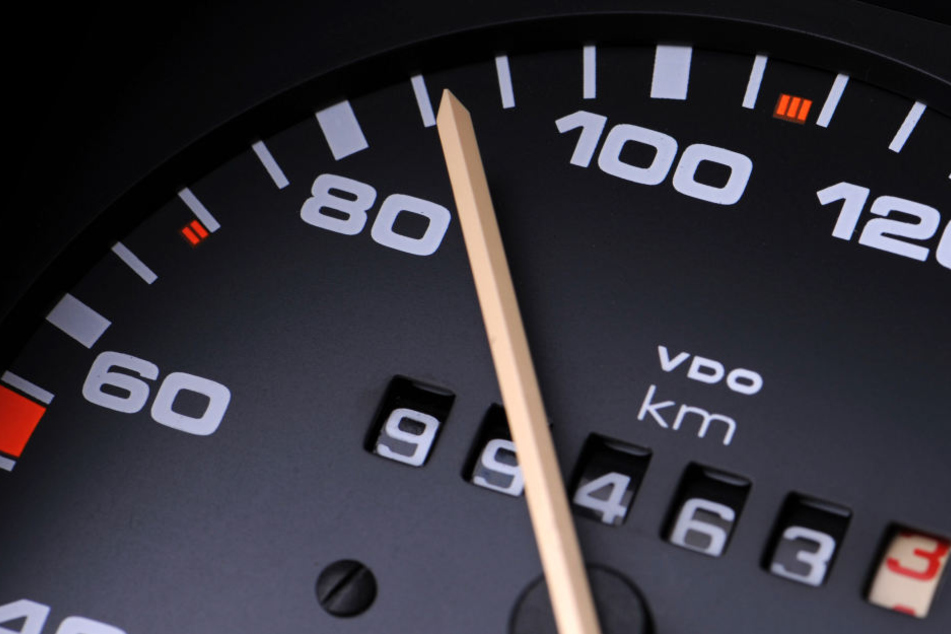 Mi bis zu 90 km/f raste der Verfolgte durch die Innenstadt. (Symbolbild)