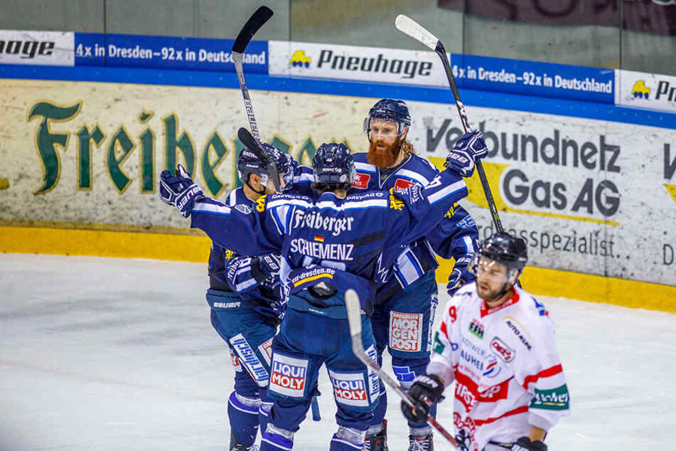 Jubel bei den Dresder Eislöwen nach dem Tor zum 3:2.