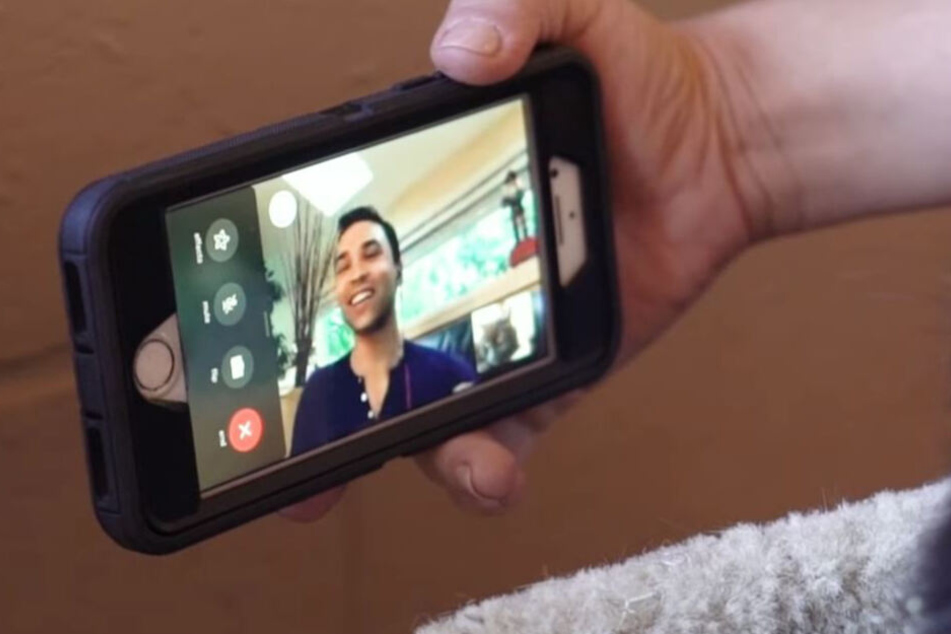 Viktor Usov konnte seine Katze zunächst erst in einem Video-Call sehen.