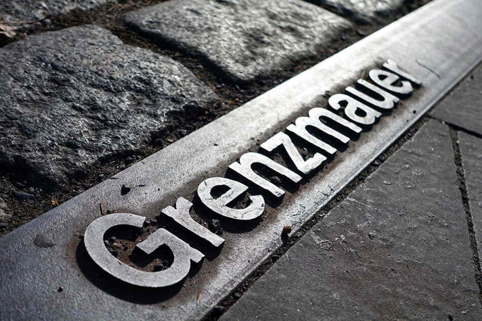Heute erinnert das Wort "Grenzmauer" auf dem Gelände der Gedenkstätte Berliner Mauer an die damalige Trennung von Ost- und Westdeutschland.